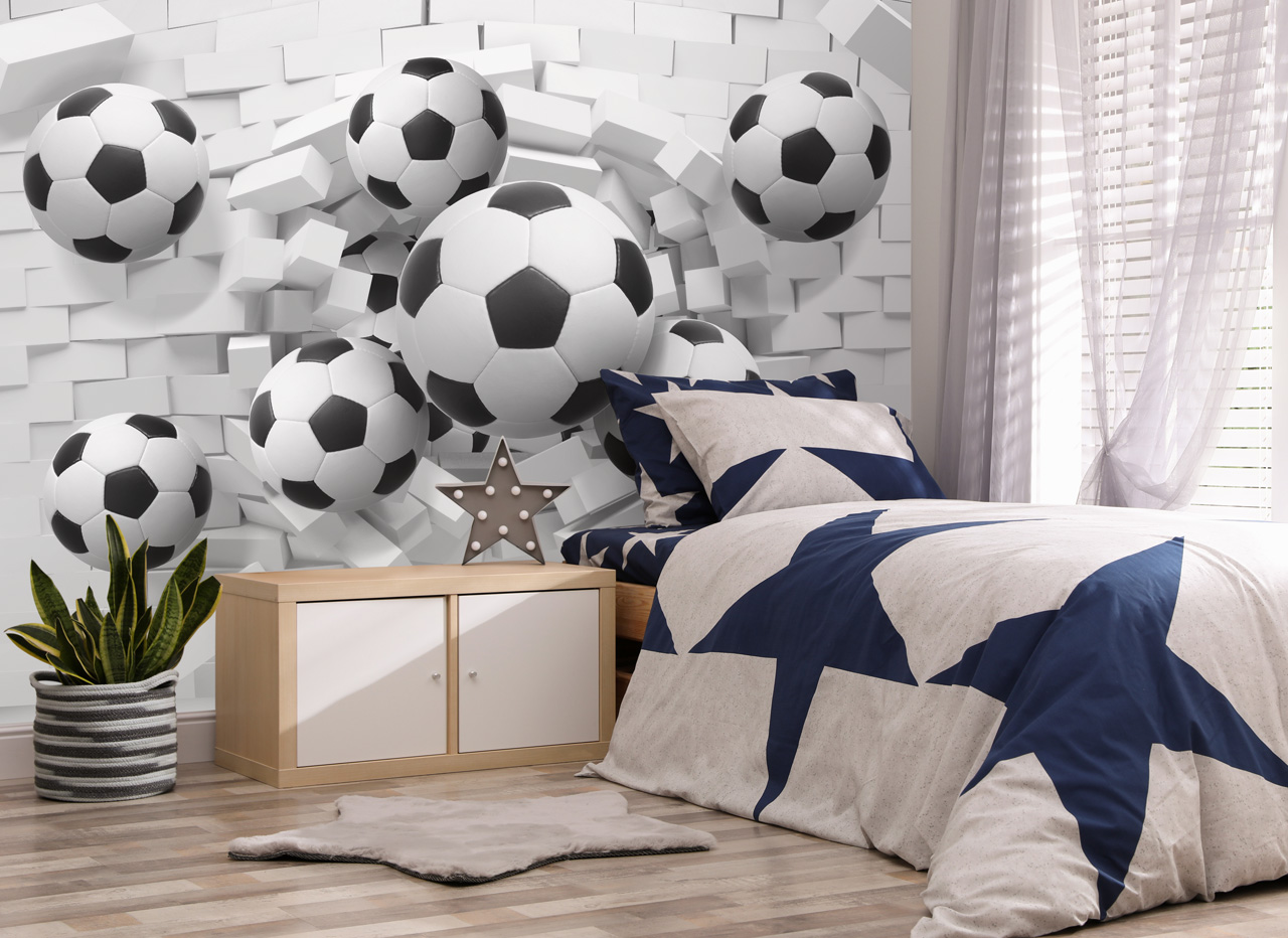 Papier peint Walltastic ballons de football 3D noir et blanc qui sortent du  mur de briques blanches 305x244 cm
